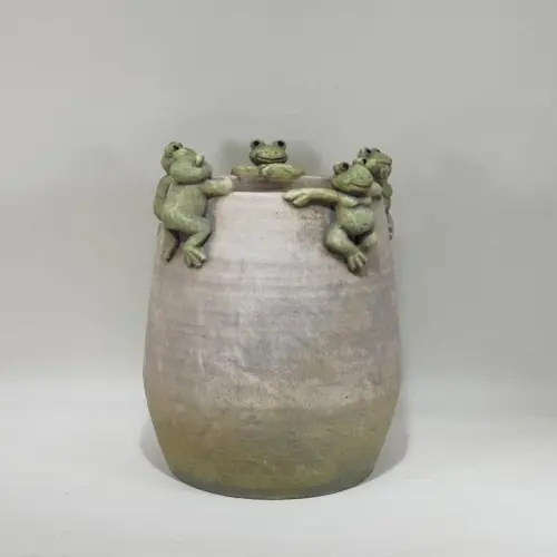 Maceta de cemento con ranas en la orilla de 18.5×18.5x26cm