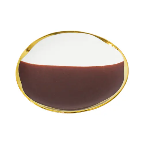 Plato de porcelana café con blanco y orilla dorada de 20.5×20.5x2cm