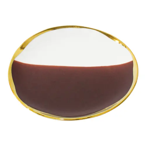 Plato de porcelana café con blanco y orilla dorada de 25x25x2.6cm