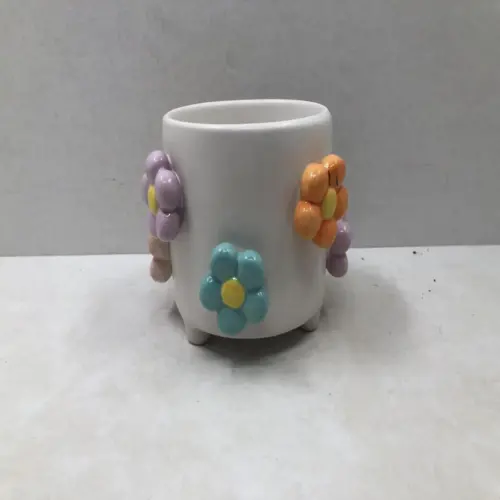 Maceta de ceramica blanca con flores de colores de 13x11cm
