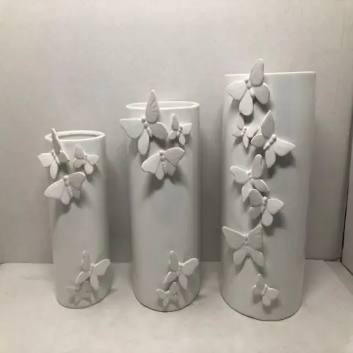 Florero de ceramica blanca con mariposas en relieve de 14.2×14.2×28.4cm