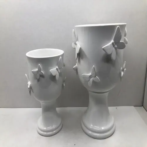Florero de ceramica blanca con base y mariposas en relieve de 15.6×15.6×23.5cm