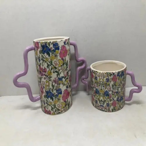 Florero de ceramica estampado flores con agarraderas lila de 23×12.8×11.1cm