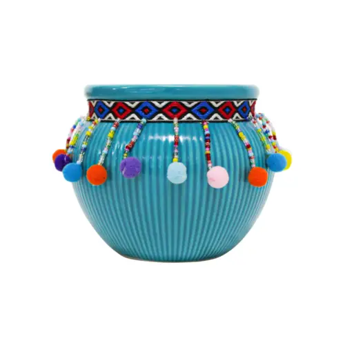 Maceta de ceramica lila con borlas de colores en la orilla de 12×9.5cm