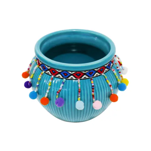 Maceta de ceramica lila con borlas de colores en la orilla de 12×9.5cm