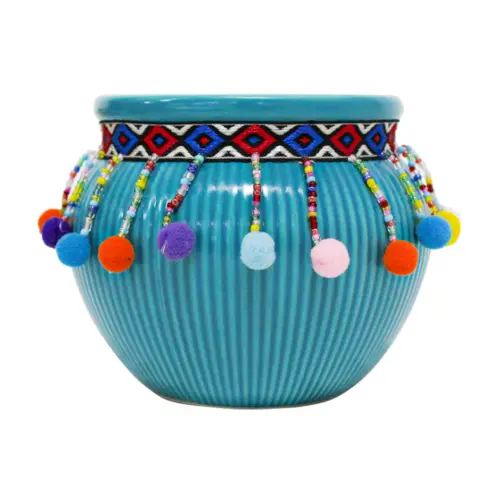 Maceta de ceramica lila con borlas de colores en la orilla de 16.3×13.1cm