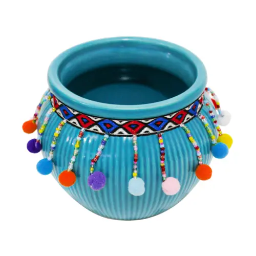 Maceta de ceramica lila con borlas de colores en la orilla de 16.3×13.1cm