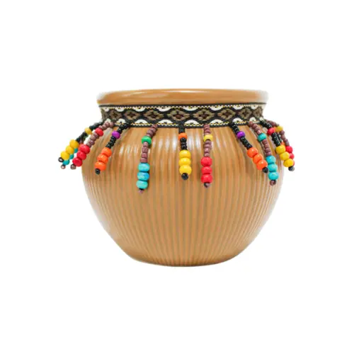 Maceta de ceramica café con chaquiras de colores en la orilla de 12×9.5cm