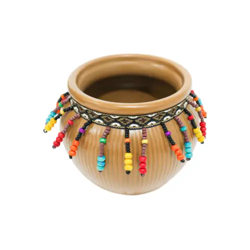 Maceta de ceramica café con chaquiras de colores en la orilla de 12×9.5cm