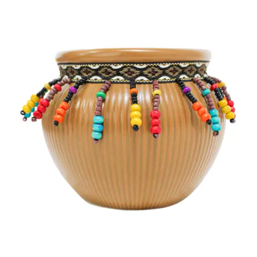 Maceta de ceramica café con chaquiras de colores en la orilla de 16.3×13.1cm