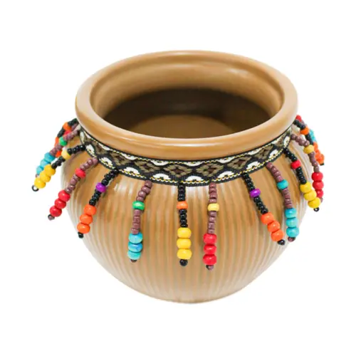 Maceta de ceramica café con chaquiras de colores en la orilla de 16.3×13.1cm