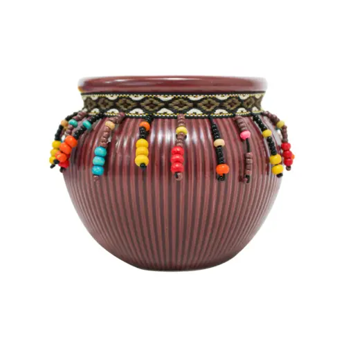 Maceta de ceramica vino con chaquiras de colores en la orilla de 12×9.5cm