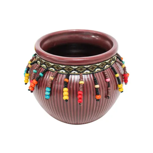 Maceta de ceramica vino con chaquiras de colores en la orilla de 12×9.5cm