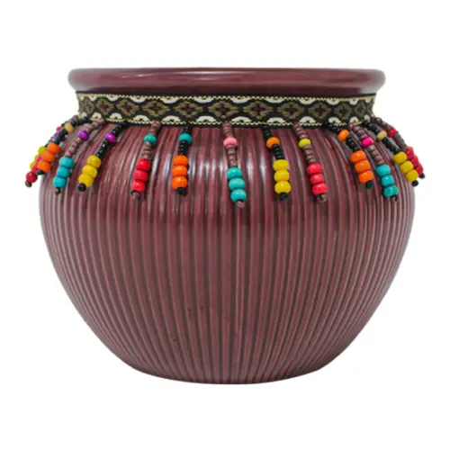 Maceta de ceramica vino con chaquiras de colores en la orilla de 16.3×13.1cm