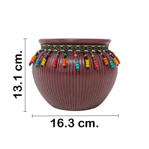 Maceta de ceramica vino con chaquiras de colores en la orilla de 16.3×13.1cm