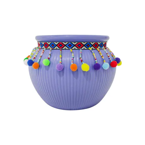 Maceta de ceramica azul con borlas de colores en la orilla de 12×9.5cm