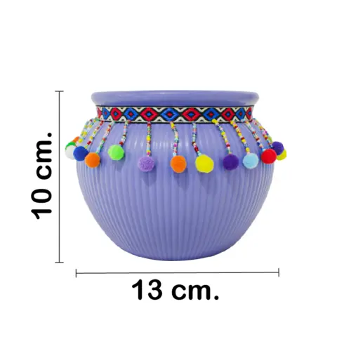 Maceta de ceramica azul con borlas de colores en la orilla de 12×9.5cm