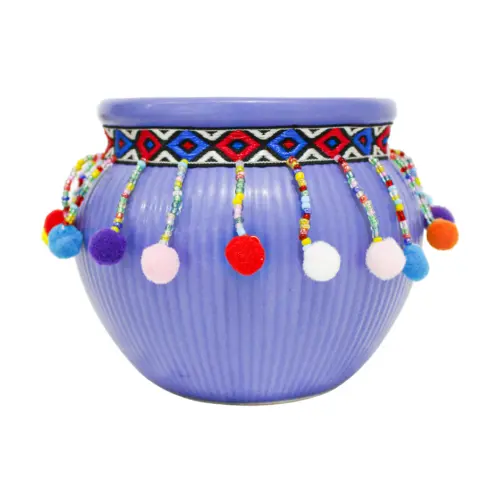 Maceta de ceramica azul con borlas de colores en la orilla de 16.3×13.1cm