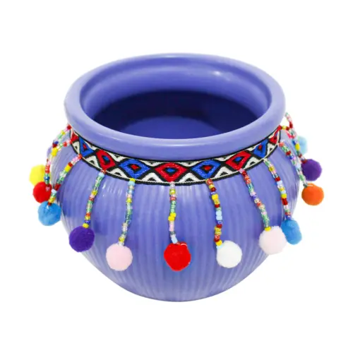 Maceta de ceramica azul con borlas de colores en la orilla de 16.3×13.1cm