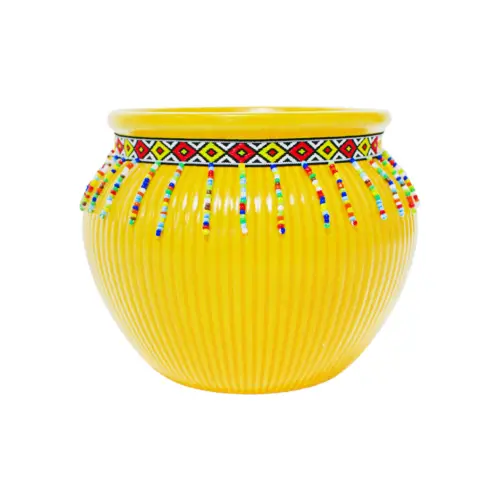 Maceta de ceramica amarilla con chaquiras de colores en la orilla de 12×9.5cm