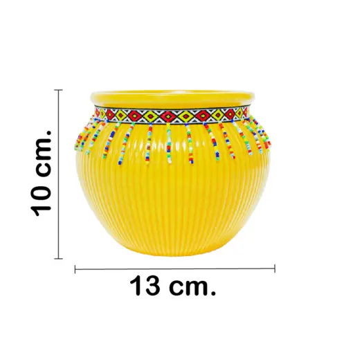 Maceta de ceramica amarilla con chaquiras de colores en la orilla de 12×9.5cm