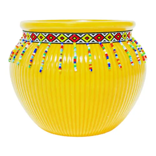 Maceta de ceramica amarilla con chaquiras de colores en la orilla de 16.3×13.1cm