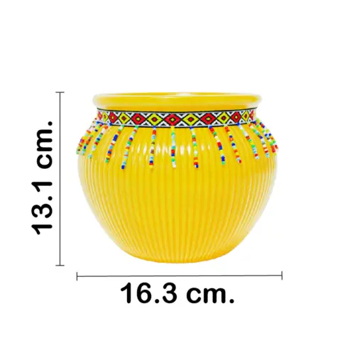 Maceta de ceramica amarilla con chaquiras de colores en la orilla de 16.3×13.1cm