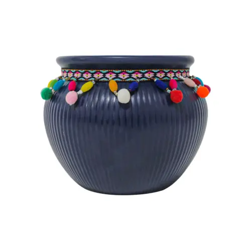 Maceta de ceramica azul marino con borlas de colores en la orilla de 12×9.5cm