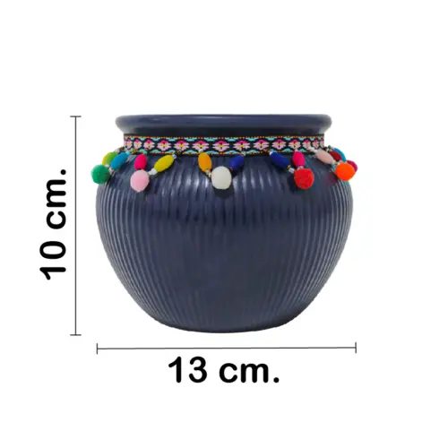 Maceta de ceramica azul marino con borlas de colores en la orilla de 12×9.5cm