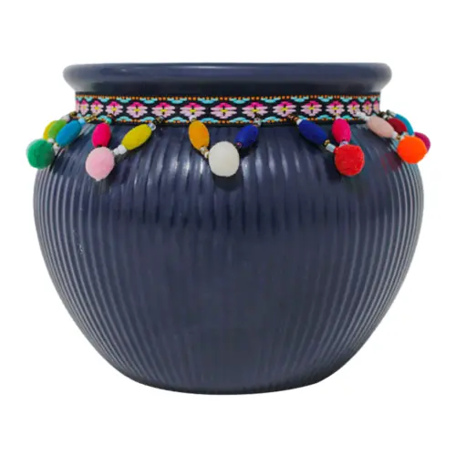 Maceta de ceramica azul marino con borlas de colores en la orilla de 16.3×13.1cm
