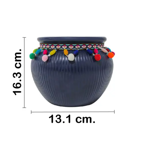 Maceta de ceramica azul marino con borlas de colores en la orilla de 16.3×13.1cm