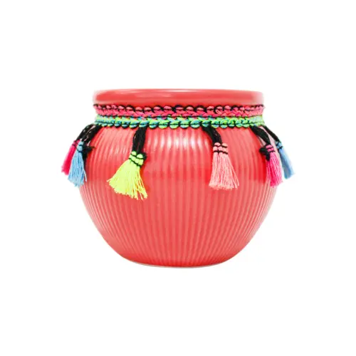 Maceta de ceramica naranja con borlas de colores en la orilla de 12×9.5cm