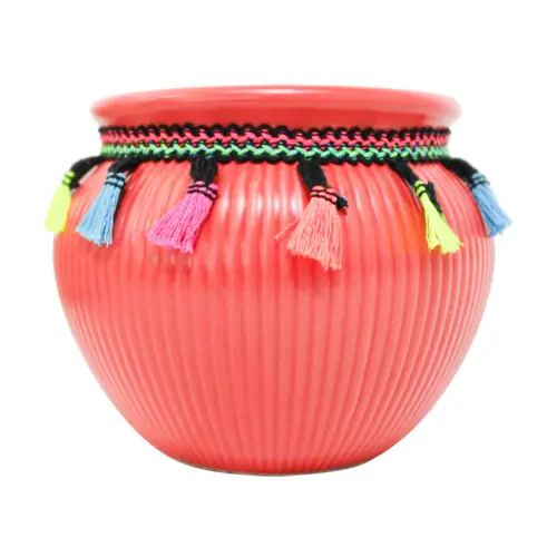 Maceta de ceramica naranja con borlas de colores en la orilla de 16.3×13.1cm
