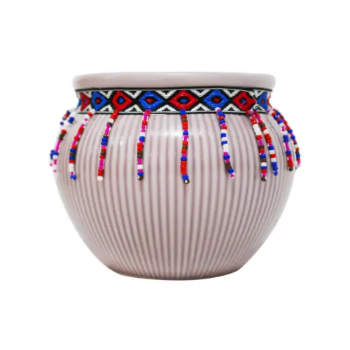 Maceta de ceramica palo de rosa con chaquiras de colores en la orilla de 12×9.5cm