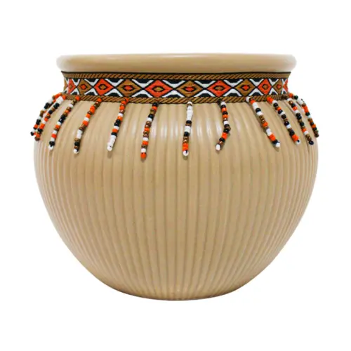 Maceta de ceramica beige con chaquiras de colores en la orilla de 16.3×13.1cm