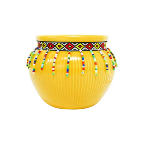 Maceta de ceramica amarilla con chaquiras de colores en la orilla de 12×9.5cm