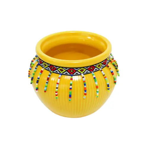 Maceta de ceramica amarilla con chaquiras de colores en la orilla de 12×9.5cm