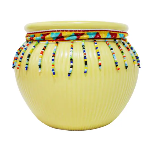 Maceta de ceramica amarilla con chaquiras de colores en la orilla de 16.3×13.1cm