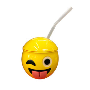 Taza de Emoji sacando la lengua con tapa y popote de 10x10x11cm