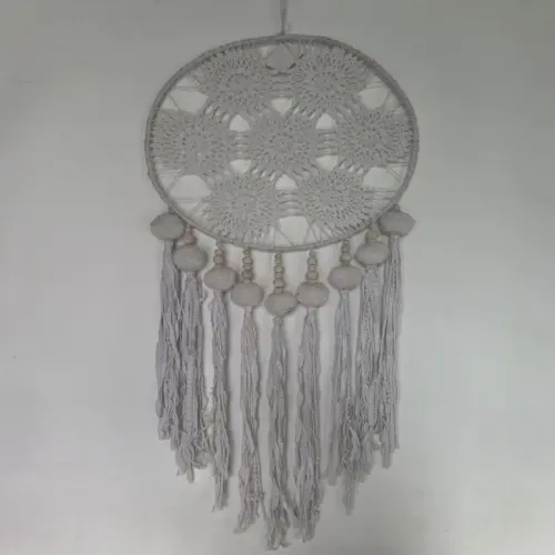 Atrapasueños de macrame blanco con pompones de 105x41x5cm