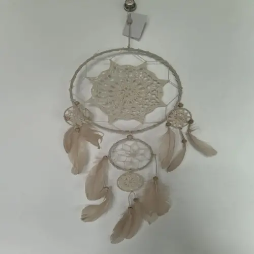Atrapasueños de macrame con circulo tejido y plumas de 56x28x1cm