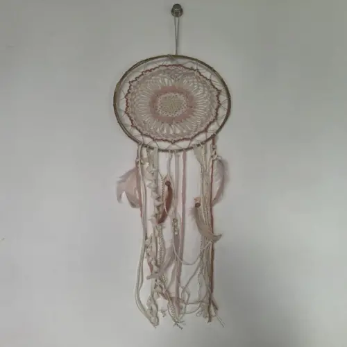 Atrapasueños tejido con colgantes de plumas de 79×25.5x3cm