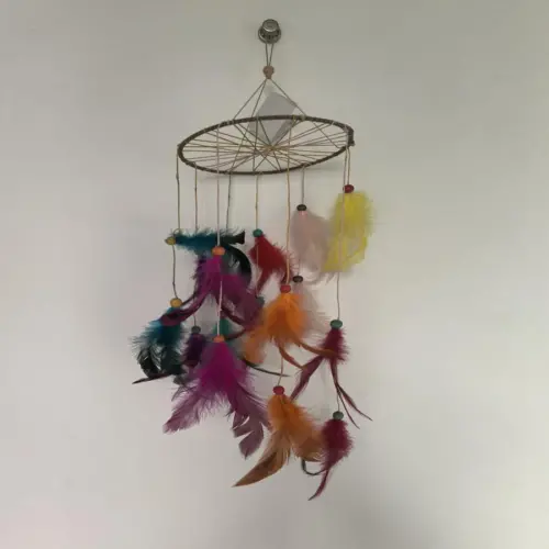 Colgante con pompones de colores de 55x17x17cm