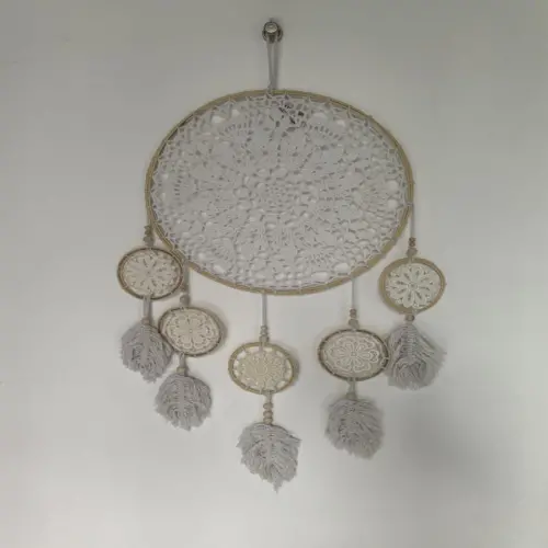 Atrapasueños tejido blanco con varios circulos de 70x42x2cm