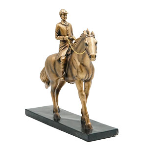 Hombre de resina montando caballo dorado de 25.5×7.2x24cm