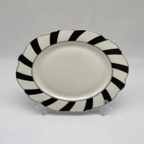 Plato de cerámica con orilla a rayas negra con blanco y filo dorado de 20cm