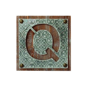 Caja mosaico de colores con letra Q de 25×4,2x25cm