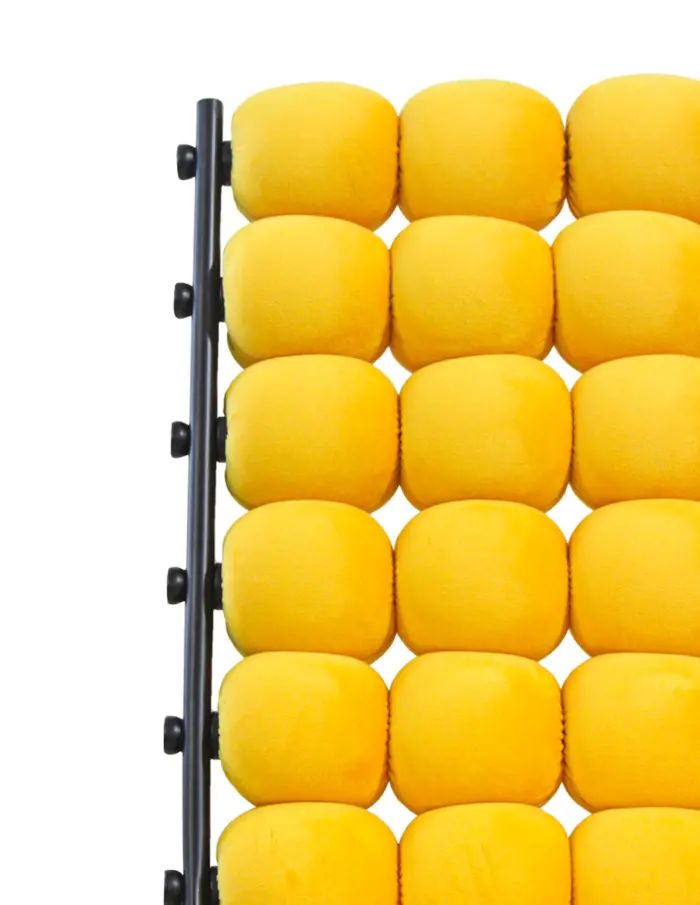 Silla de terciopelo diseño bolas con respaldo cuadrado amarillo de 51x69x92cm - Image 3