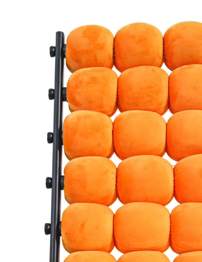 Silla de terciopelo diseño bolas con respaldo cuadrado naranja de 51x69x92cm - Image 3