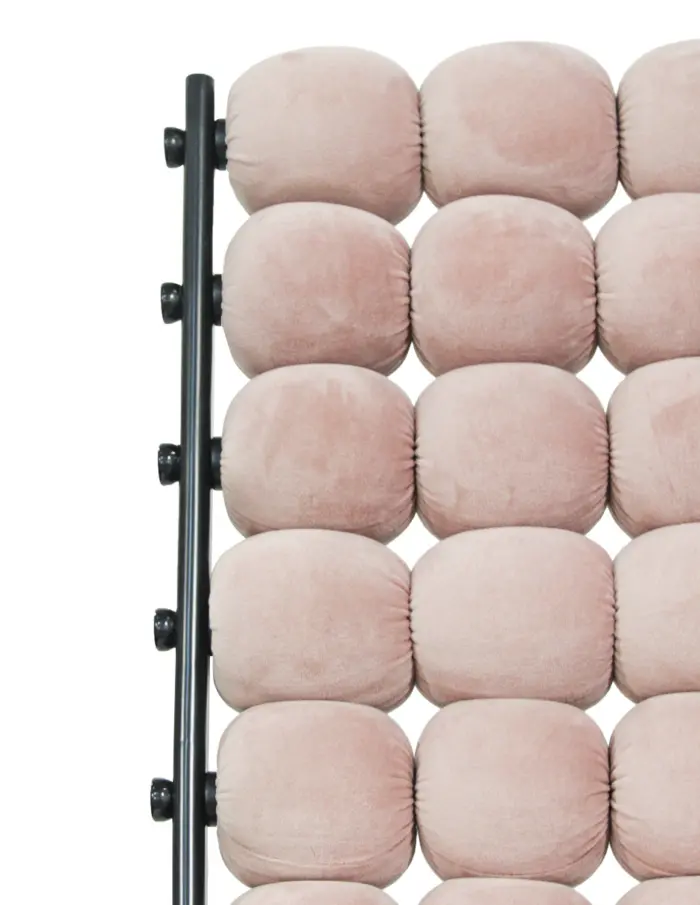 Silla de terciopelo diseño bolas con respaldo cuadrado rosa de 51x69x92cm - Image 3